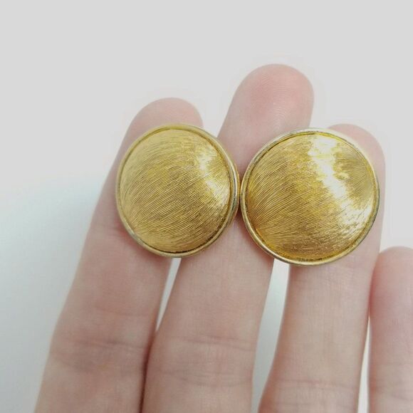 Vintage Textured Gold Tone Dome Shape Clip On Earrings, Classic Retro Style - Picture 2 of 6